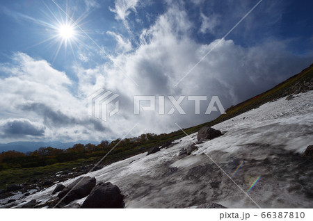 銀泉台の雪渓と空（北海道・上川町） 66387810