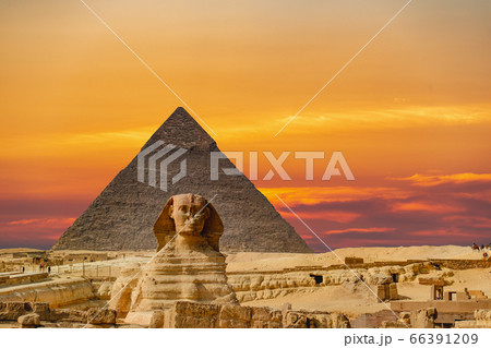 Culmination of a journey through Egypt: the Giza Shpinx with Chephrenpyramide 66391209