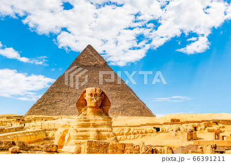 Culmination of a journey through Egypt: the Giza Shpinx with Chephrenpyramide Culmination of a journey through Egypt: the Giza Shpinx with Chephrenpyramide 66391211