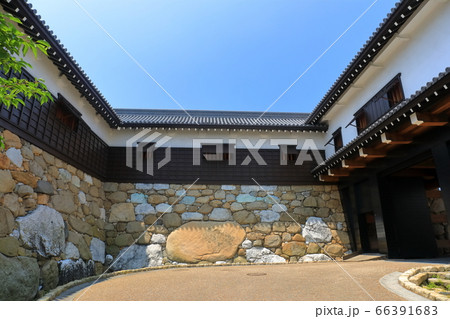 【愛媛県】晴天下の今治城鉄御門 66391683