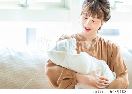 乳児を抱いているお母さん 66391889