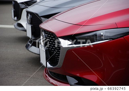 販売店に並ぶ車 マツダ車 販売店に並ぶ車 マツダ車 66392745