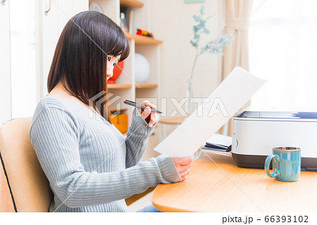 書類を確認する女性 様々な書類 テレワーク 申請 証明 申込 請求 願書 履歴書など 書類を確認する女性 様々な書類 テレワーク 申請 証明 申込 請求 願書 履歴書など 66393102