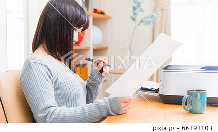 書類を確認する女性　様々な書類　申請　証明　申込　請求書　願書　履歴書など　16:9 66393103