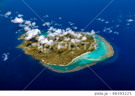 【空撮】与論島 サンゴ礁と雲と海 夏 66393225
