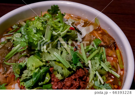 麻辣刀削麺 パクチー入り どんぶり 部分拡大 麻辣刀削麺 パクチー入り どんぶり 部分拡大 66393228