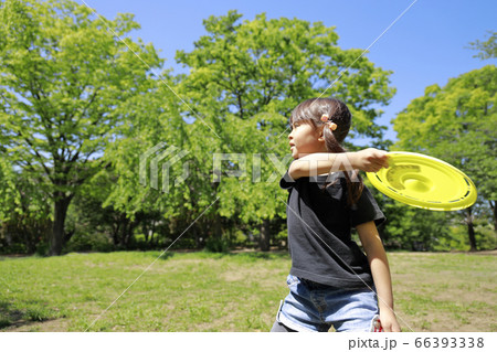 フリスビーをする幼児(5歳児) フリスビーをする幼児(5歳児) 66393338