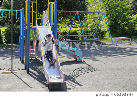 滑り台で遊ぶ幼児(5歳児) 66393347