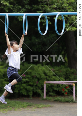 雲梯で遊ぶ幼児 (5歳児) 66393354