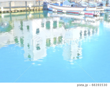 海面に映る白い建物　漁港の風景 66393530