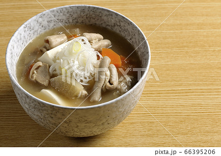 大根、人参、牛蒡、豆腐が入った具だくさんの味噌味もつ煮込み 66395206