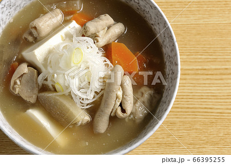 大根、人参、牛蒡、豆腐が入った具だくさんの味噌味もつ煮込みを俯瞰で撮影 66395255