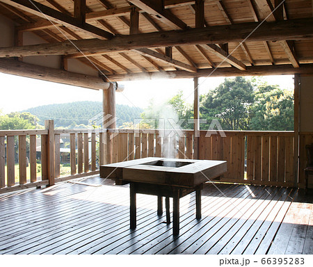 温泉蒸気　テーブル　テラス　ログハウス 囲炉裏 66395283