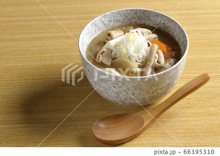 大根、人参、牛蒡、豆腐が入った具だくさんの味噌味もつ煮込み 66395310