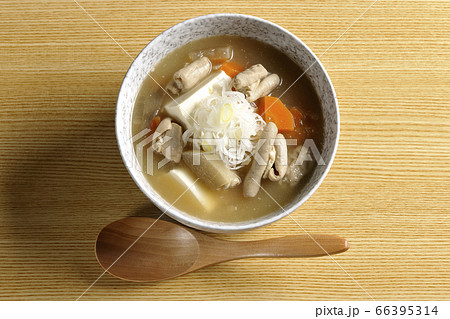 大根、人参、牛蒡、豆腐が入った具だくさんの味噌味もつ煮込み 66395314