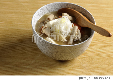 大根、人参、牛蒡、豆腐が入った具だくさんの味噌味もつ煮込み 66395323