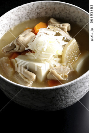 大根、人参、牛蒡、豆腐が入った具だくさんの味噌味もつ煮込み(黒背景) 大根、人参、牛蒡、豆腐が入った具だくさんの味噌味もつ煮込み(黒背景) 66395363