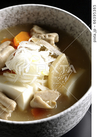 大根、人参、牛蒡、豆腐が入った具だくさんの味噌味もつ煮込み(黒背景) 大根、人参、牛蒡、豆腐が入った具だくさんの味噌味もつ煮込み(黒背景) 66395365