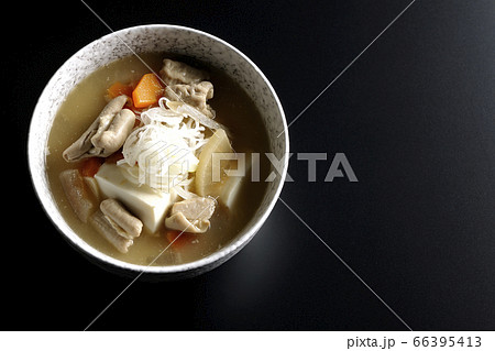 俯瞰で撮影した大根、人参、牛蒡、豆腐が入った具だくさんの味噌味もつ煮込み(黒背景) 俯瞰で撮影した大根、人参、牛蒡、豆腐が入った具だくさんの味噌味もつ煮込み(黒背景) 66395413
