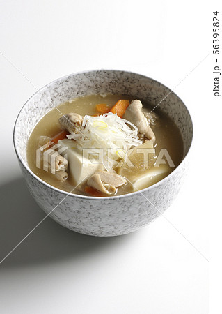 大根、人参、豆腐が入った具だくさんの味噌味もつ煮込み（白背景） 66395824