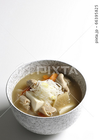 大根、人参、豆腐が入った具だくさんの味噌味もつ煮込み(白背景) 大根、人参、豆腐が入った具だくさんの味噌味もつ煮込み(白背景) 66395825