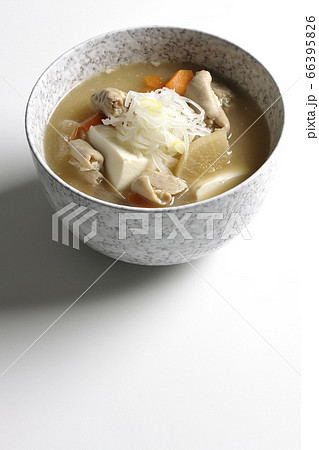 大根、人参、豆腐が入った具だくさんの味噌味もつ煮込み(白背景) 大根、人参、豆腐が入った具だくさんの味噌味もつ煮込み(白背景) 66395826