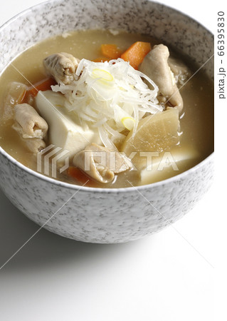 大根、人参、豆腐が入った具だくさんの味噌味もつ煮込み(白背景) 大根、人参、豆腐が入った具だくさんの味噌味もつ煮込み(白背景) 66395830
