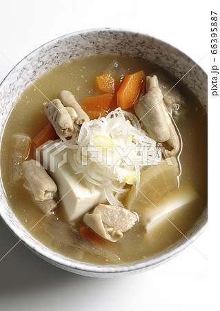 大根、人参、豆腐が入った具だくさんの味噌味もつ煮込み(白背景) 大根、人参、豆腐が入った具だくさんの味噌味もつ煮込み(白背景) 66395887
