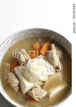 大根、人参、豆腐が入った具だくさんの味噌味もつ煮込み(白背景) 大根、人参、豆腐が入った具だくさんの味噌味もつ煮込み(白背景) 66395888