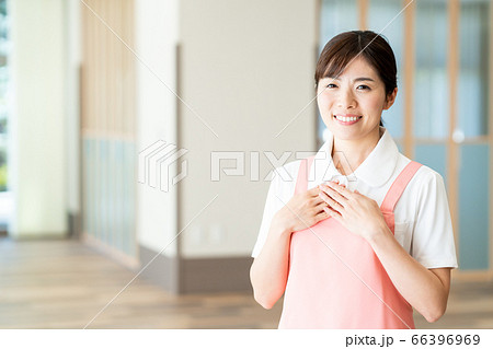 介護　女性　病院　ヘルパー　介護士 66396969