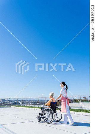 介護　シニア　女性　病院　ヘルパー　介護士 66397013