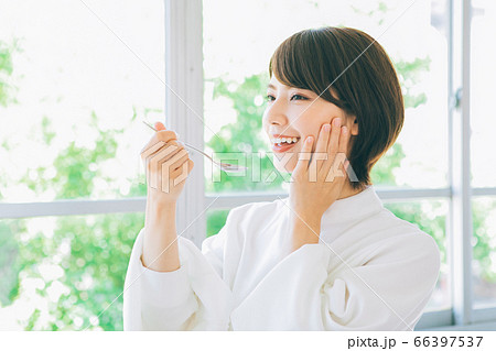 美味しい表情の女性 美味しい表情の女性 66397537
