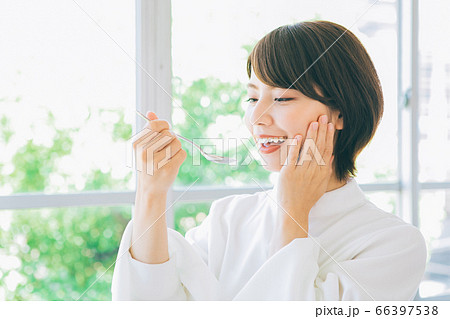 美味しい表情の女性 美味しい表情の女性 66397538