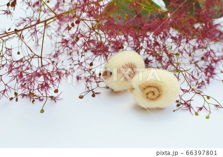 紫色のスモークツリーの花柄とフェルトの羊たち 66397801