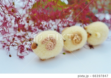 紫色のスモークツリーの花柄とフェルトの羊たち 66397847