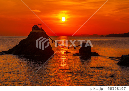 二見浦　伊勢　夫婦岩　朝日　朝焼け　夏至 66398197