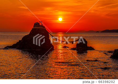 二見浦　伊勢　夫婦岩　朝日　朝焼け　夏至 66398202