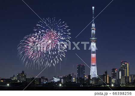 東京スカイツリーと花火　合成 66398256