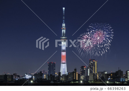 東京スカイツリーと花火　合成 66398263