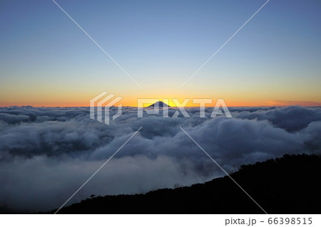 南岳山頂からの雲海と富士山の後光 66398515