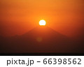 富士山の真上に夕日が沈み富士山のシルエットが綺麗に映し出された夕景 66398562