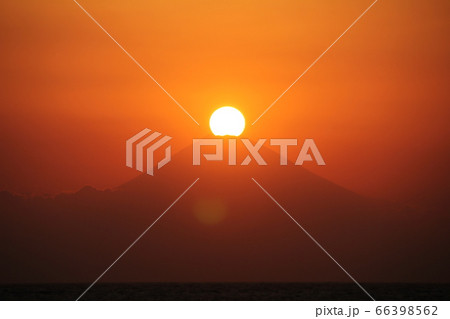 富士山の真上に夕日が沈み富士山のシルエットが綺麗に映し出された夕景 富士山の真上に夕日が沈み富士山のシルエットが綺麗に映し出された夕景 66398562