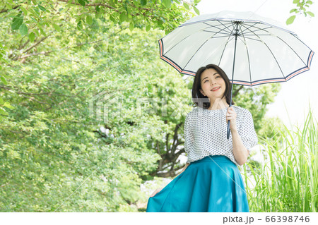 日傘をさす女性と夏の日差し 66398746