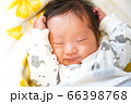 寝起きの赤ちゃん 66398768