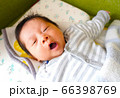 あくびする赤ちゃん 66398769