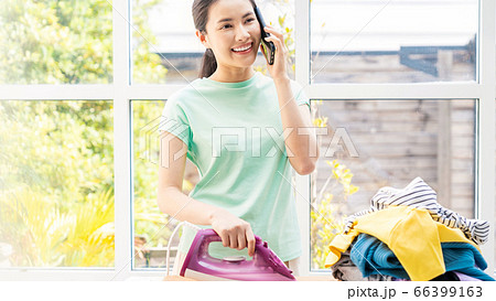 若い 主婦 女性 携帯 電話 通話 ながら アイロン 家事 やりこなす 人物 素材 若い 主婦 女性 携帯 電話 通話 ながら アイロン 家事 やりこなす 人物 素材 66399163