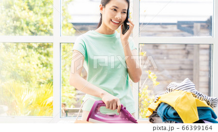 若い 主婦 女性 携帯 電話 通話 ながら アイロン 家事 やりこなす 人物 素材 若い 主婦 女性 携帯 電話 通話 ながら アイロン 家事 やりこなす 人物 素材 66399164