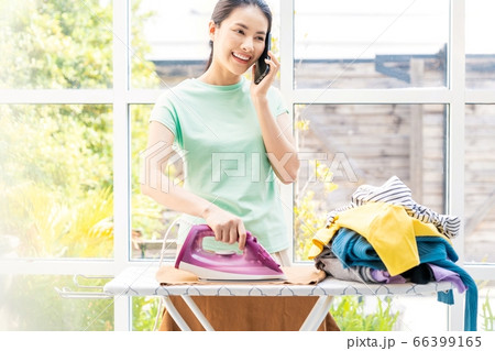 若い 主婦 女性 携帯 電話 通話 ながら アイロン 家事 やりこなす 人物 素材 若い 主婦 女性 携帯 電話 通話 ながら アイロン 家事 やりこなす 人物 素材 66399165