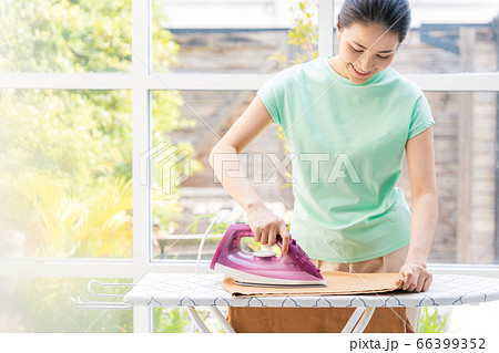 若い 主婦 女性 アイロン 家事 やりこなす 人物 素材 若い 主婦 女性 アイロン 家事 やりこなす 人物 素材 66399352