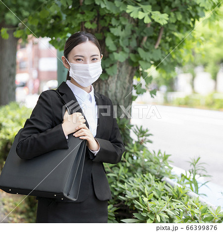 マスクをしたスーツ姿の若い女性 ビジネス 就活 イメージの写真素材